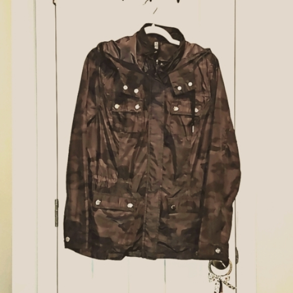 Womens sz xlg Dark Camo jacket. Athletic collection bought at THE BUCKLE!!